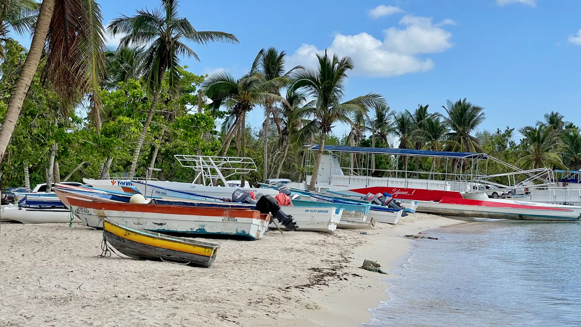 Small excursion boats on sunny Bayahíbe shore
