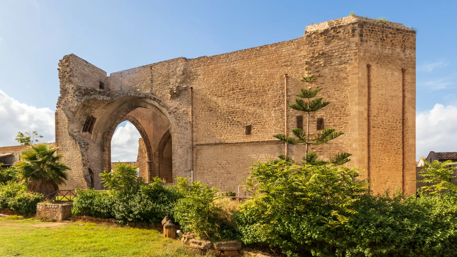 Sunlit stone walls and open Gothic arches of Santa Maria dello Spasimo in Palermo’s Kalsa district.