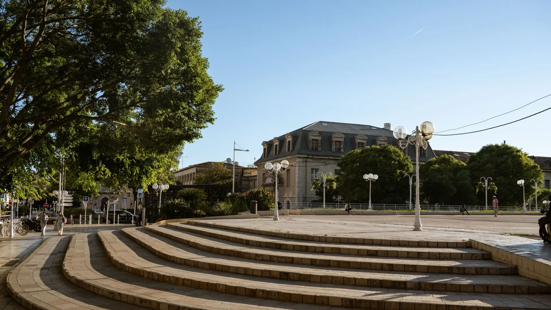 the Praça do Município in central Funchal under a clear blue sky