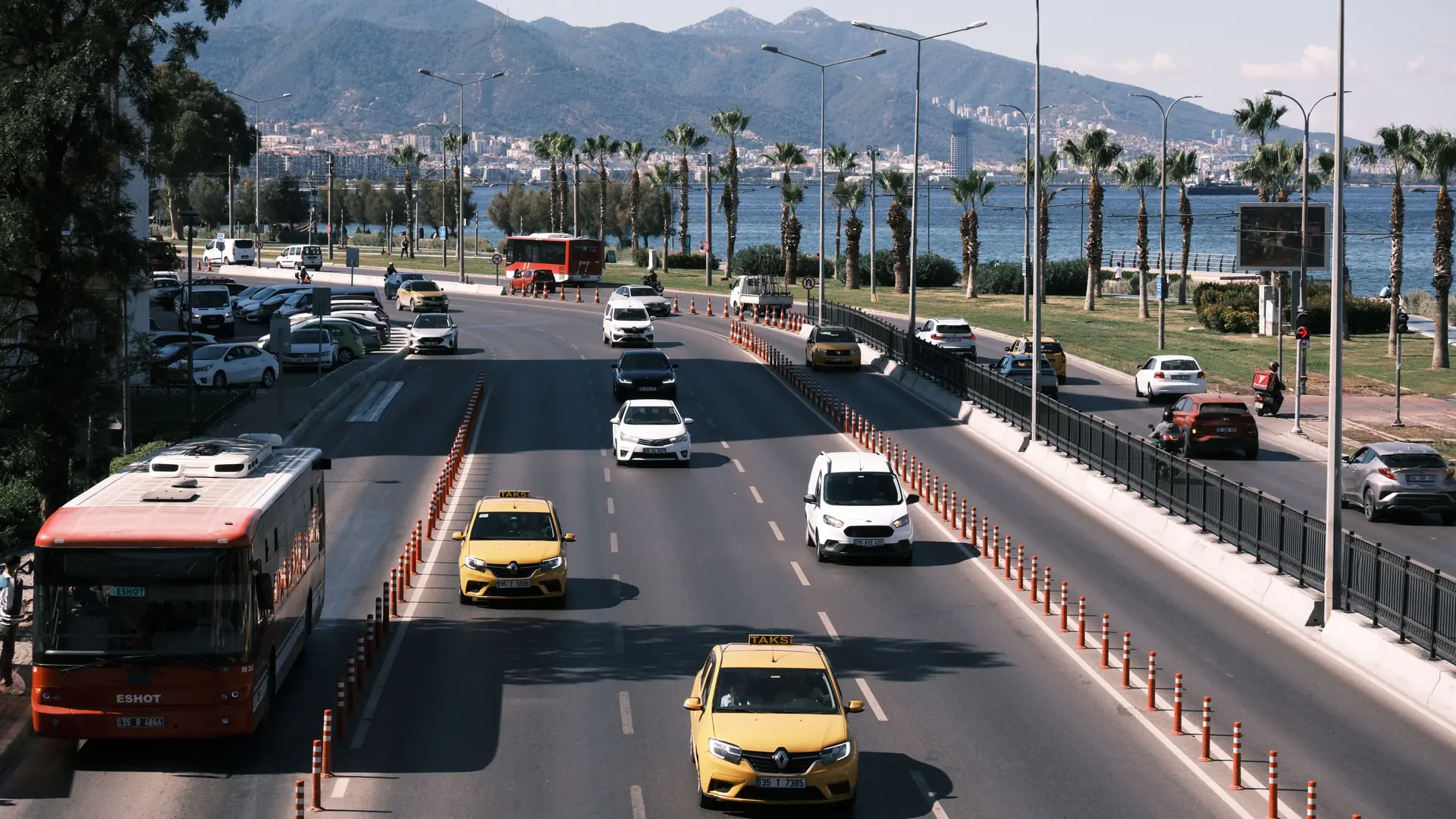 Alsancak Kordon with palms, ferries and the blue İzmir Bay in sunshine