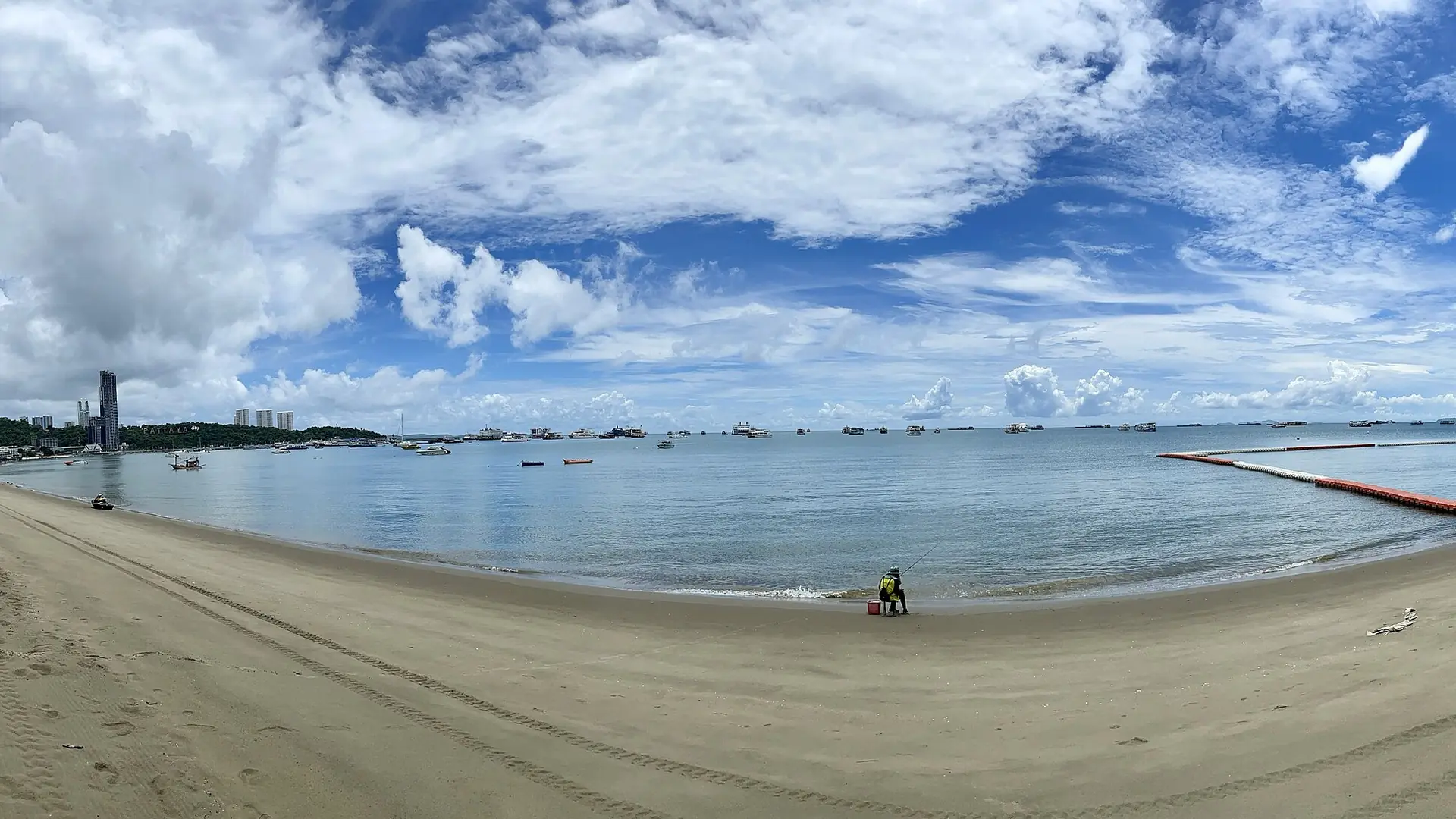 Sunny central Pattaya beach and a wide view across the bay, rather than Pratumnak