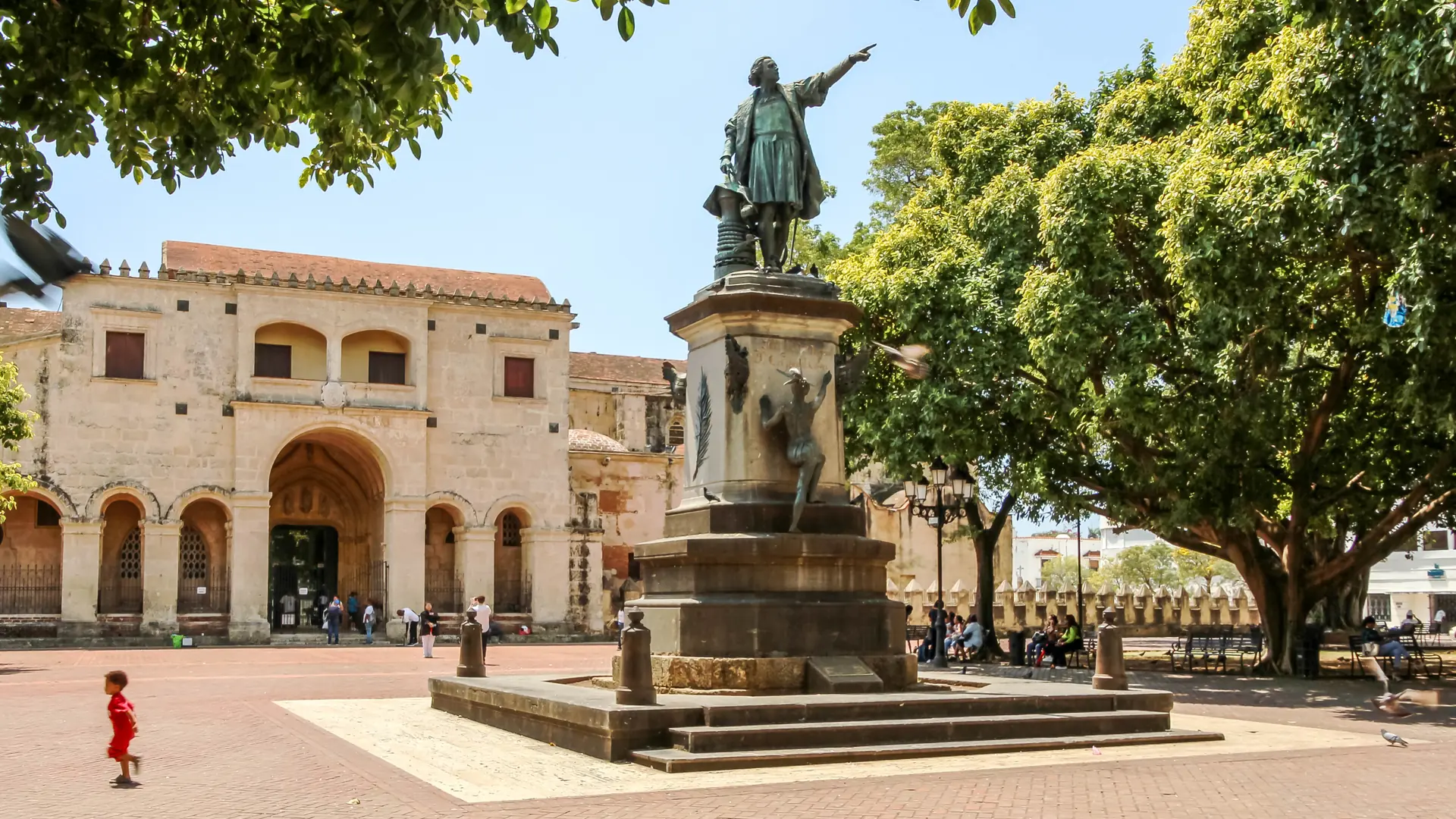 Sunlit Parque Colón plaza and colonial buildings in Santo Domingo