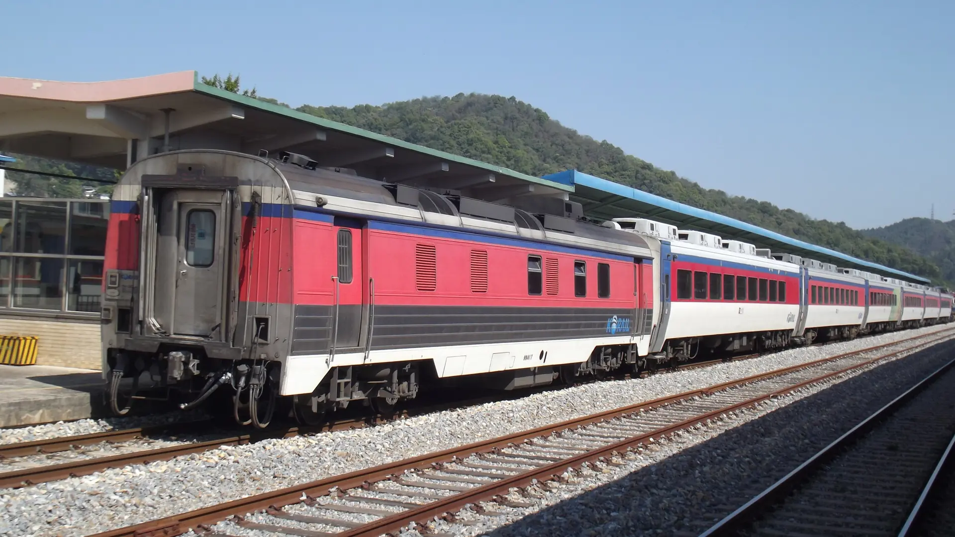 A red-and-grey train at Andong’s former downtown station in 2014, before the passenger station moved