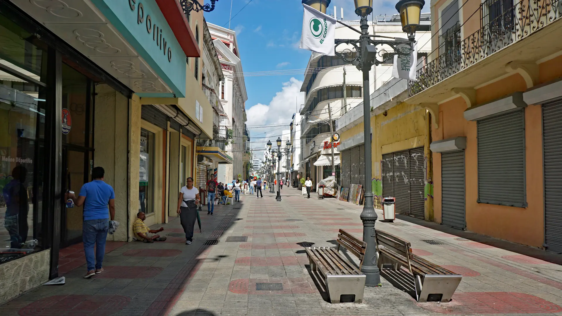 Sunlit Calle El Conde pedestrian street in Santo Domingo
