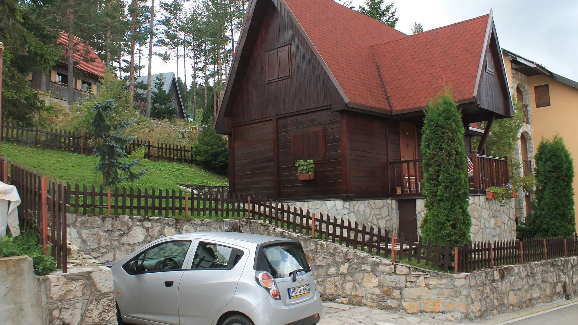 Wooden chalet on a residential street in Žabljak