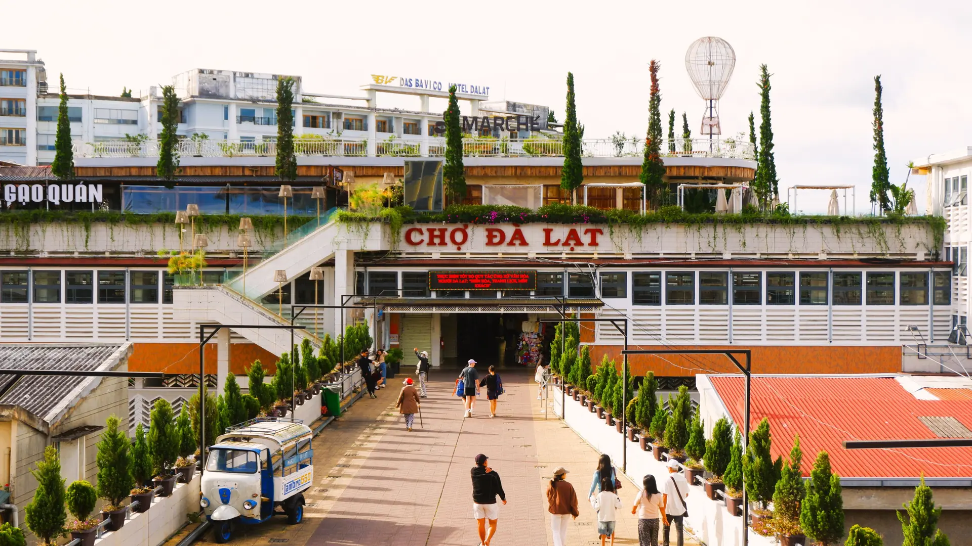 Da Lat Market entrance with its Vietnamese name visible in daylight