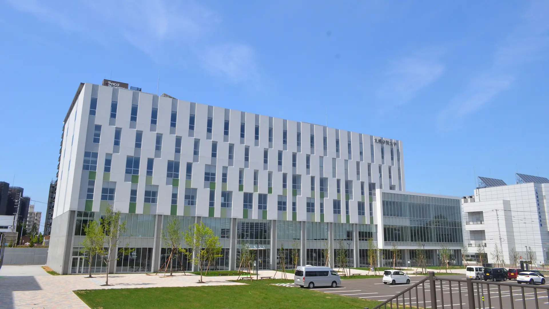 Sapporo Gakuin University’s Shin-Sapporo campus and sunny lawn beneath a blue sky in Atsubetsu