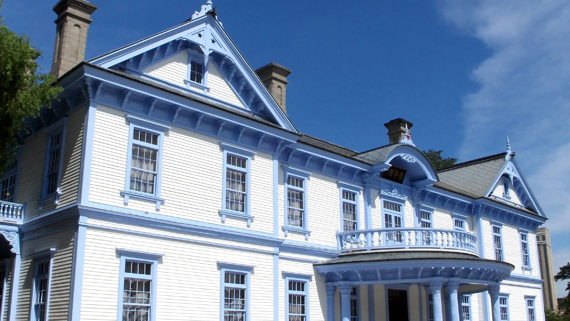 Hoheikan’s white and pale-blue facade in Nakajima Park under a clear sky