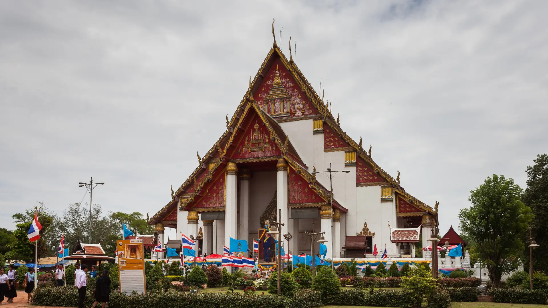 The white hall and gilded roof of Wihan Phra Mongkhon Bophit