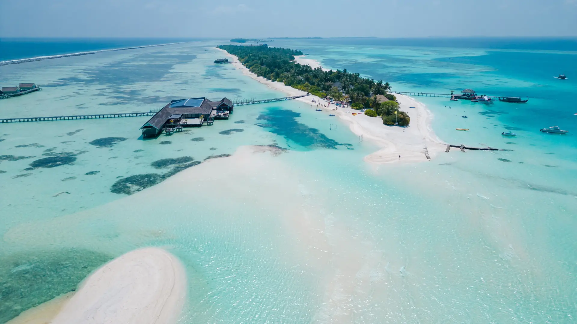 Turquoise lagoon and sand spit beside Dhidhoofinolhu, the resort island neighbouring Dhigurah