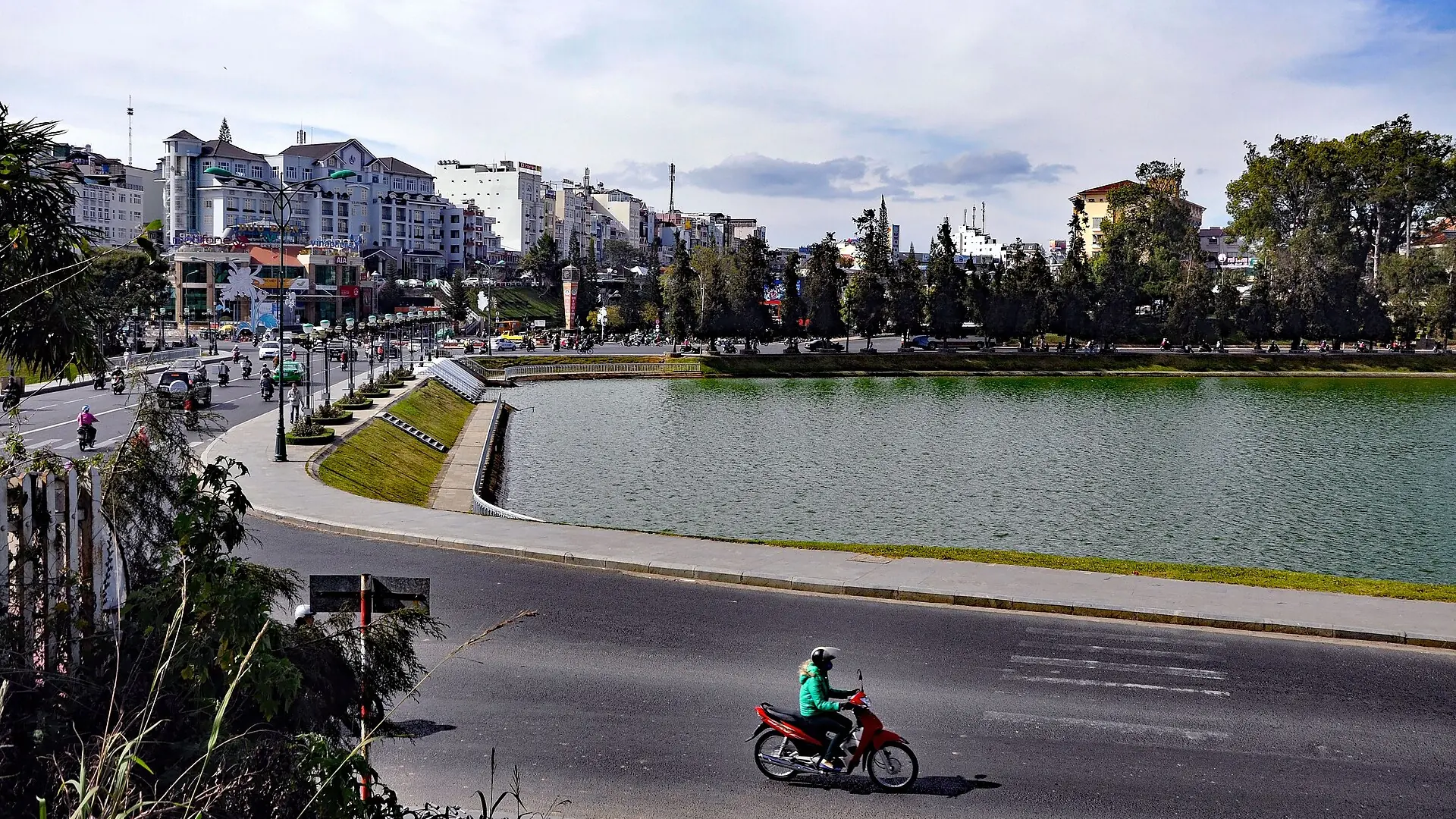 Xuan Huong Lake beside Da Lat waterfront streets