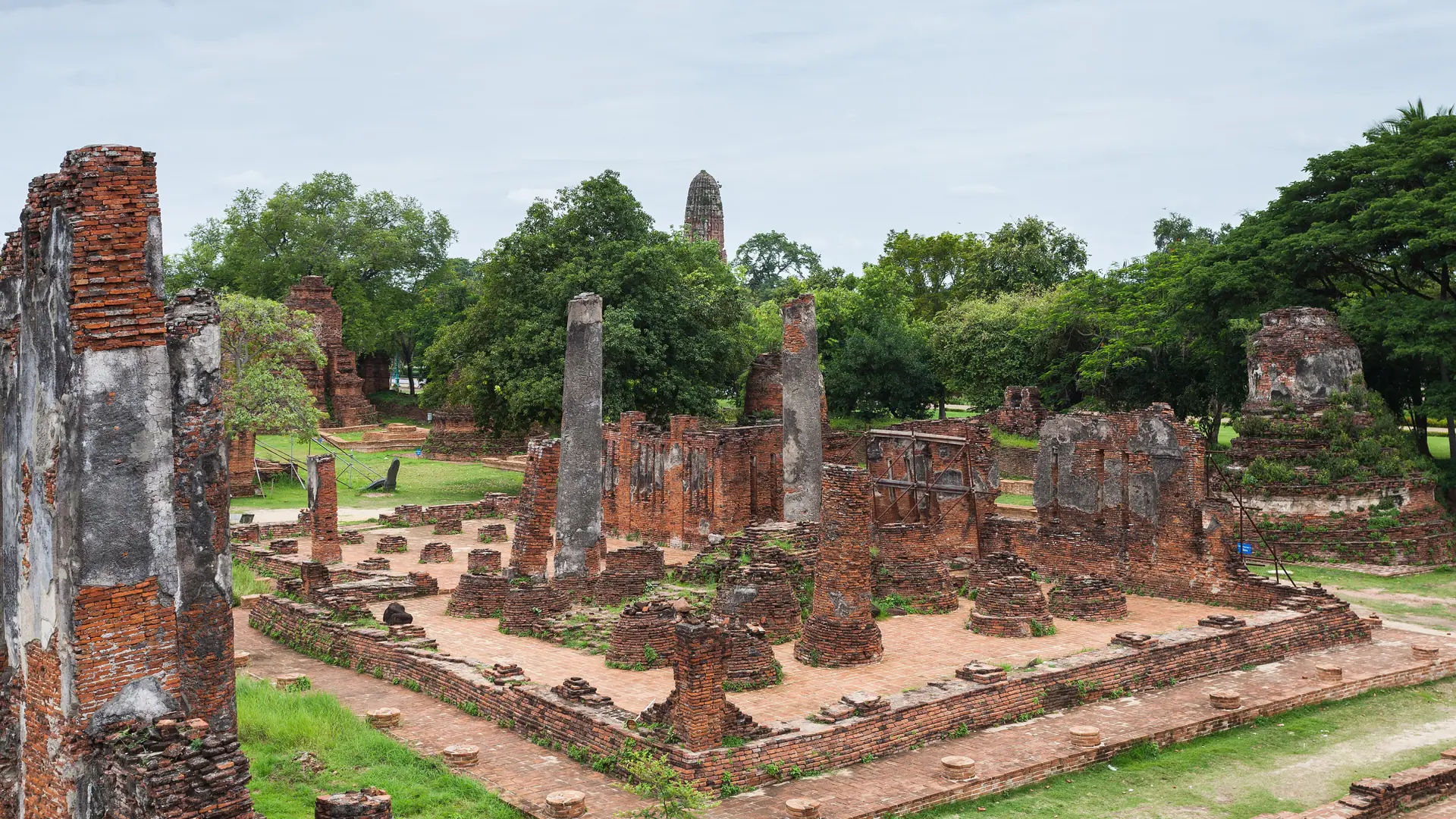 Historic chedis and temple ruins at Wat Phra Si Sanphet