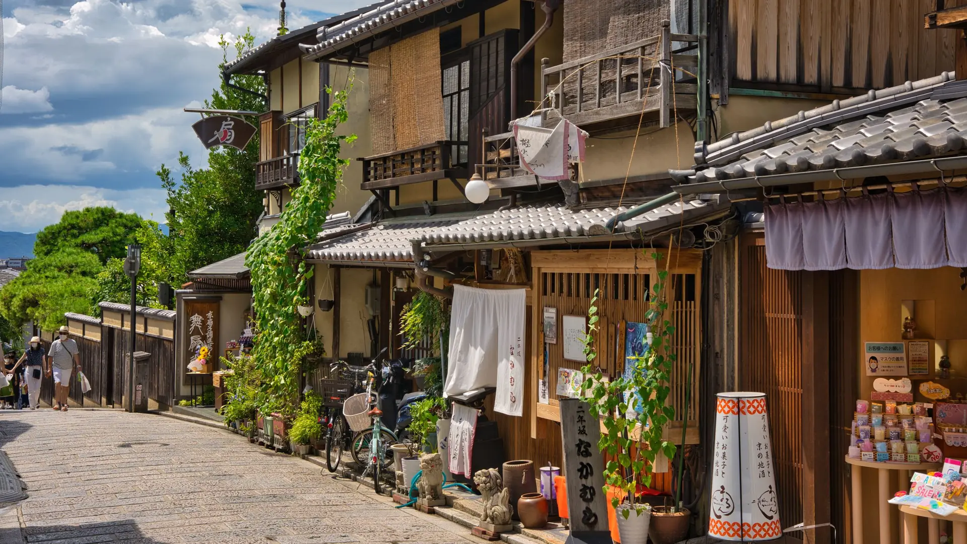 Wooden shopfronts and pedestrians on sunny Sannenzaka in Kyoto’s southern Higashiyama