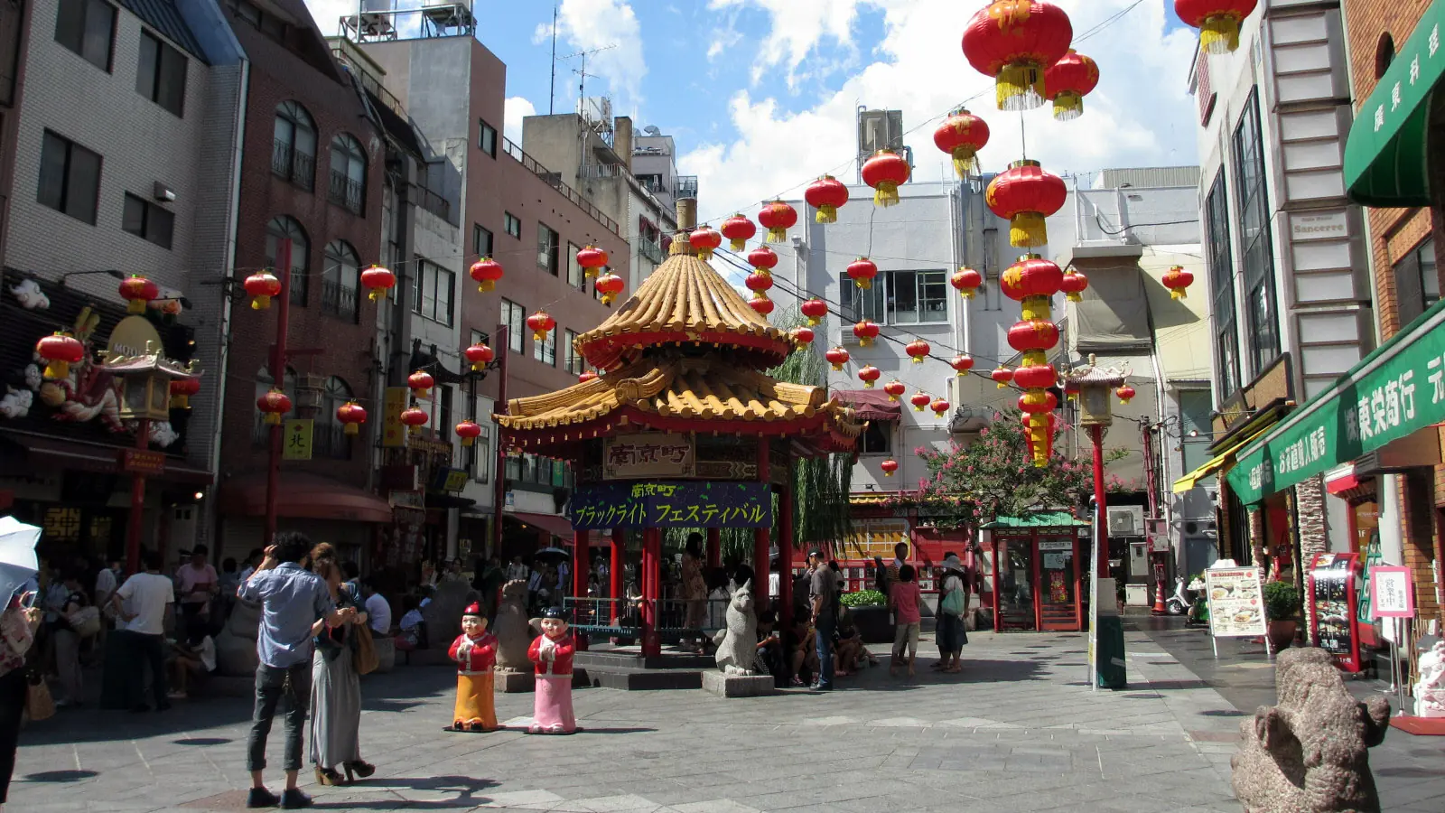 Nankinmachi’s lanterns and central pavilion beneath a bright blue sky