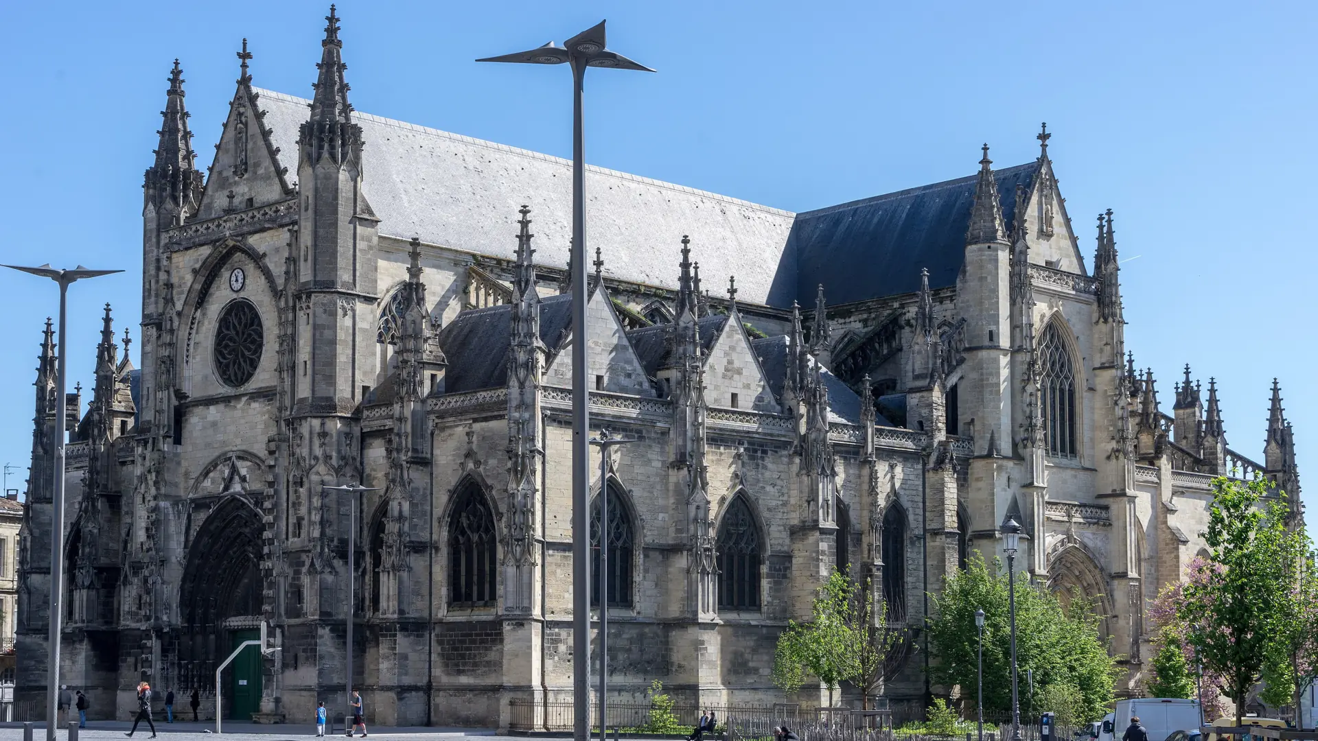 Basilique Saint-Michel and its square under a blue sky in Bordeaux