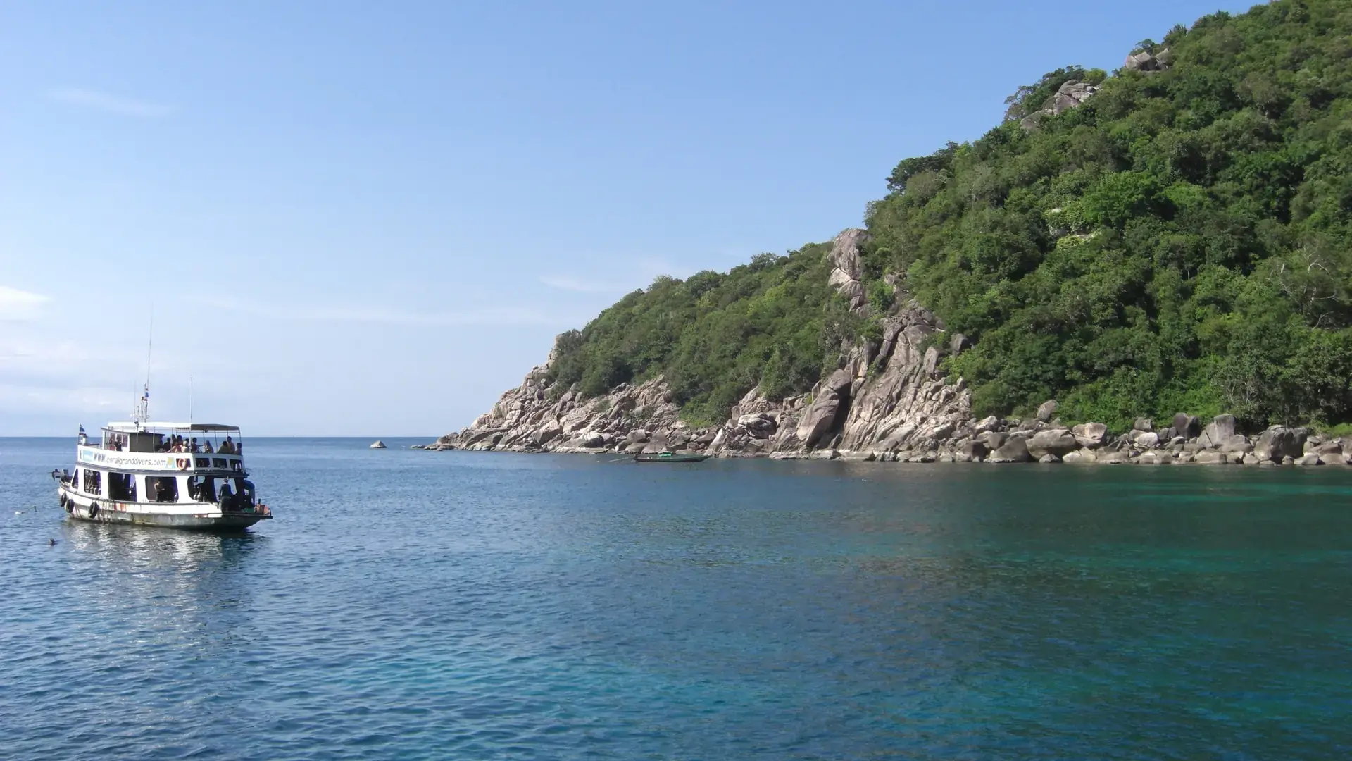 Green headlands surrounding Mango Bay on Koh Tao, illustrating the wider island