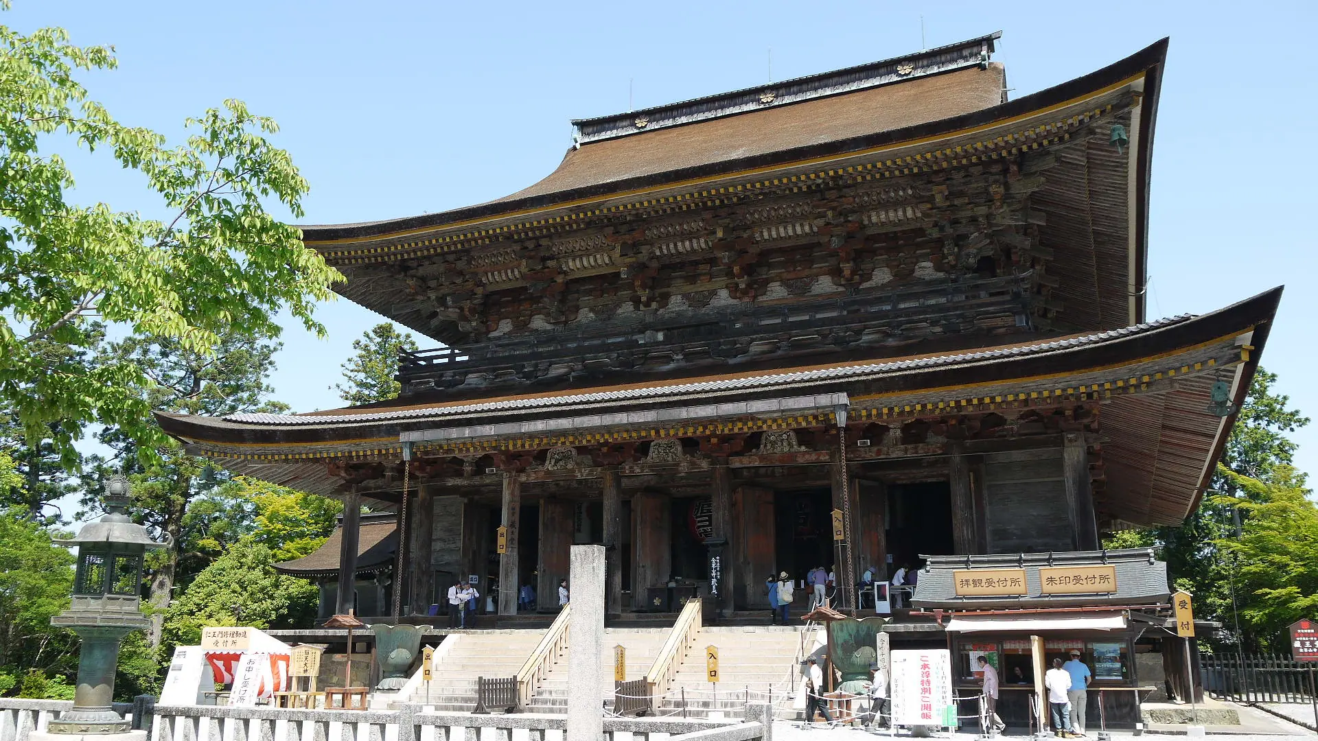 Kinpusenji’s wooden Zao-do hall and stone stairway in sunny Yoshino.