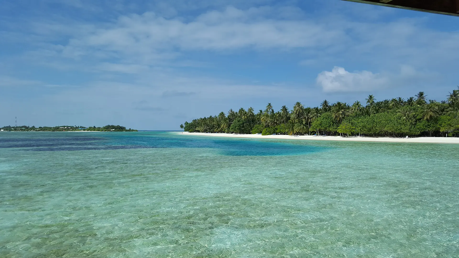 Clear lagoon between neighbouring Dhiffushi and Meeru in North Malé Atoll
